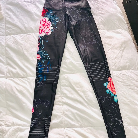 Onzie high rise floral leggings - Picture 3 of 5